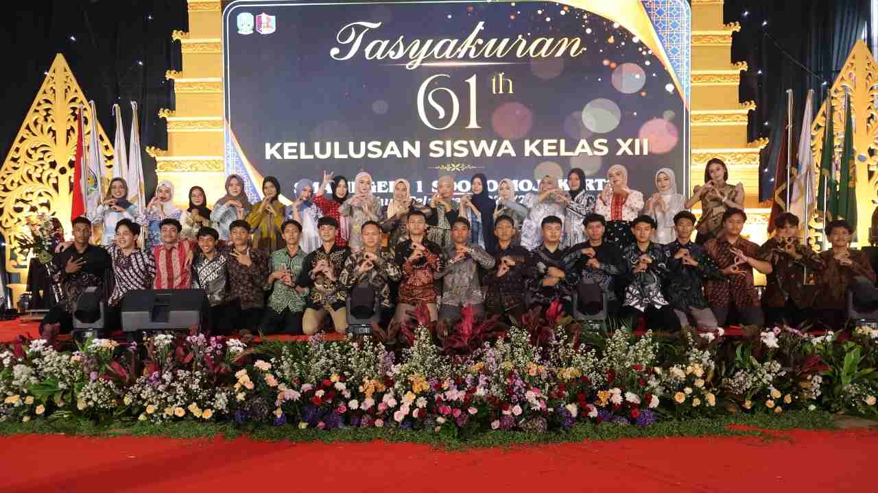 Wisuda Madya: Foto Bersama Walikelas Angkatan 61